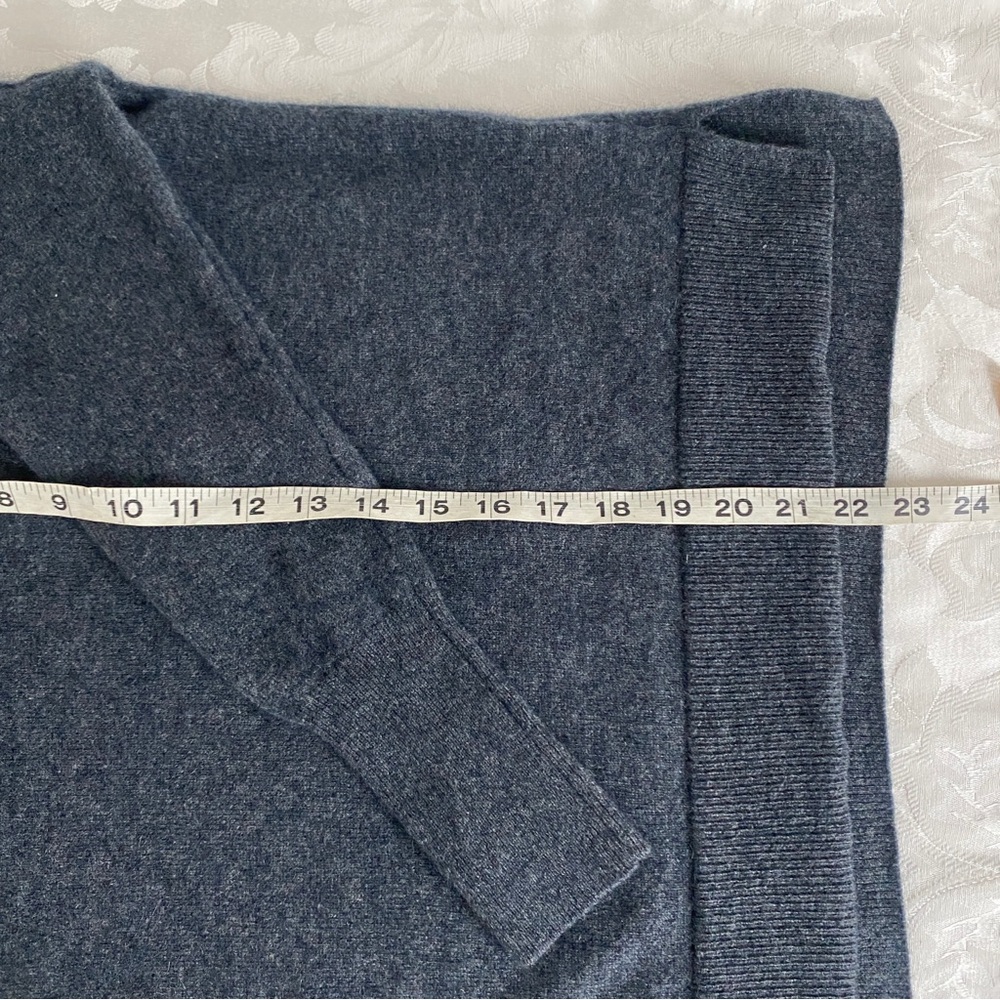 Tahari v neck 2 ply cashmere sweater - Picture 9 of 10